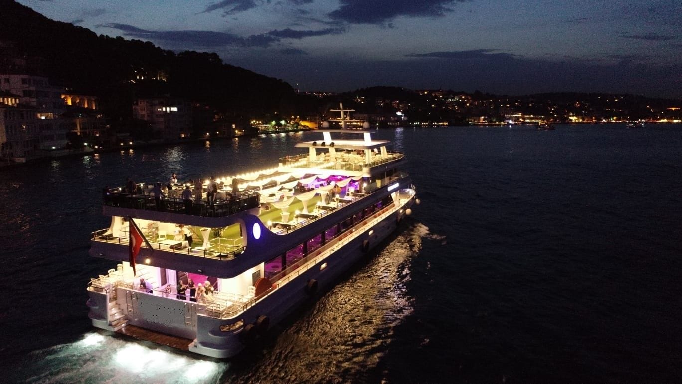 Teknede Şirket Yemeği ve İstanbul Boğazı
