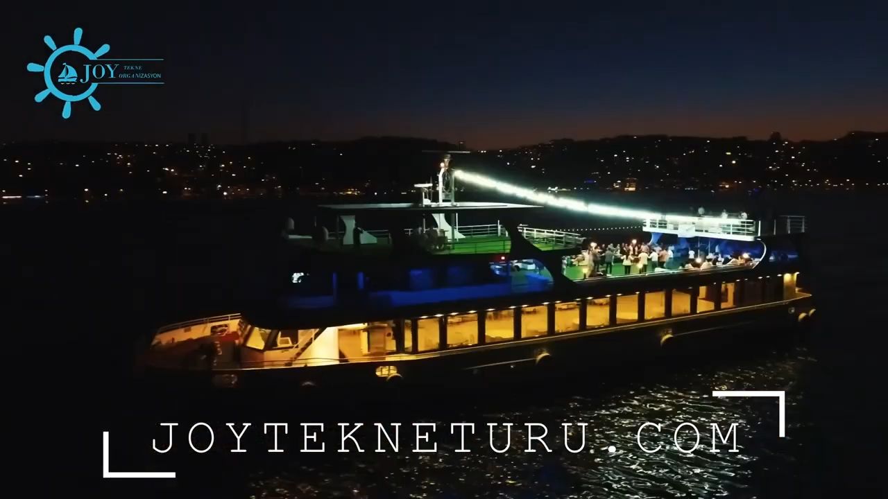 Lüks Teknede Şirket Yemeği